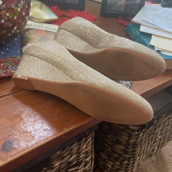 Size 10 gold thread pumps. They are very comfortable and dressy. - Picture 2 of 3